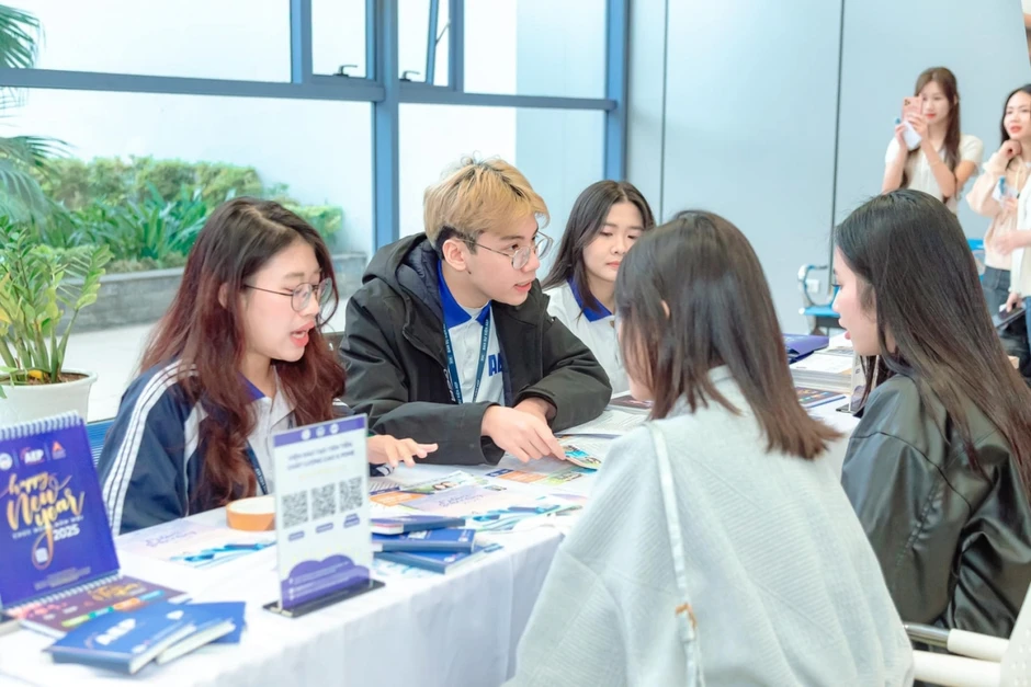 Đại học Kinh tế Quốc dân bỏ xét tuyển kết hợp IELTS từ năm 2027