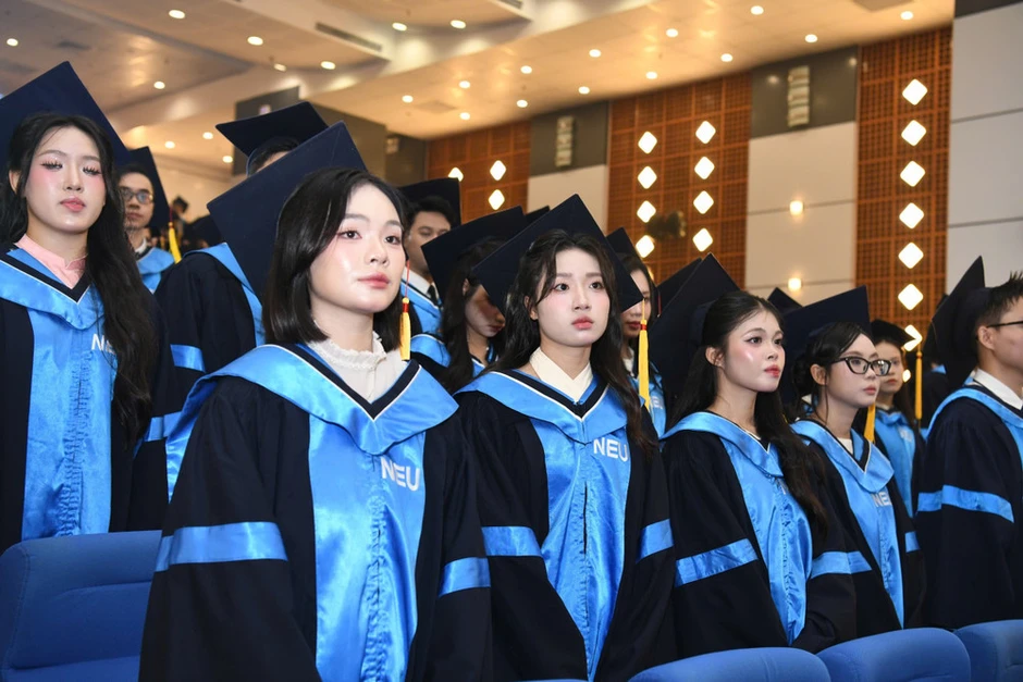 Đại học Kinh tế quốc dân trao bằng tốt nghiệp cho hơn 2.000 tân cử nhân Đại học Kinh tế quốc dân trao bằng tốt nghiệp cho hơn 2.000 tân cử nhân