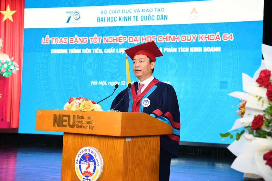Đại học Kinh tế quốc dân trao bằng tốt nghiệp cho hơn 2.000 tân cử nhân Đại học Kinh tế quốc dân trao bằng tốt nghiệp cho hơn 2.000 tân cử nhân