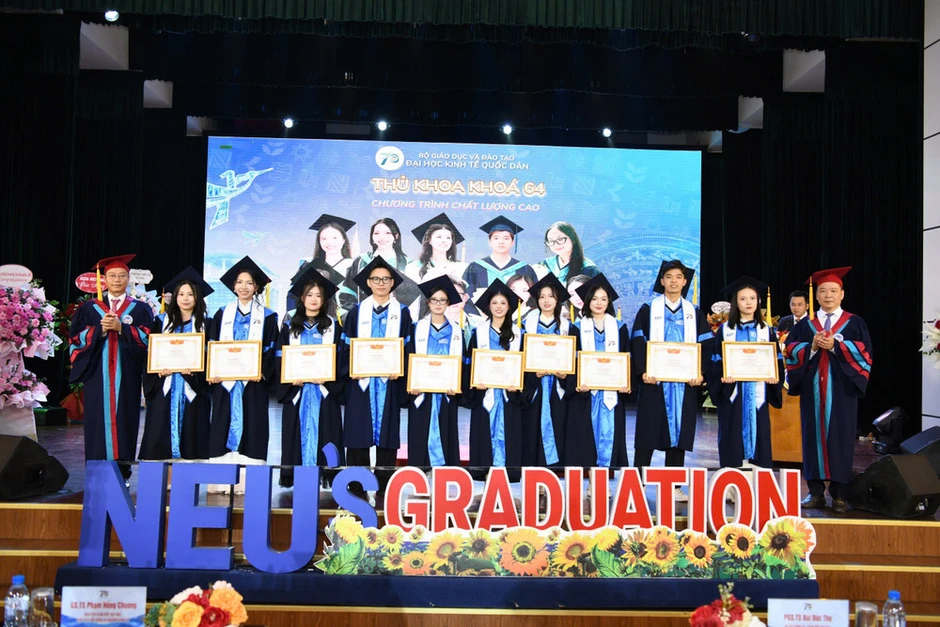 Đại học Kinh tế quốc dân trao bằng tốt nghiệp cho hơn 2.000 tân cử nhân Đại học Kinh tế quốc dân trao bằng tốt nghiệp cho hơn 2.000 tân cử nhân