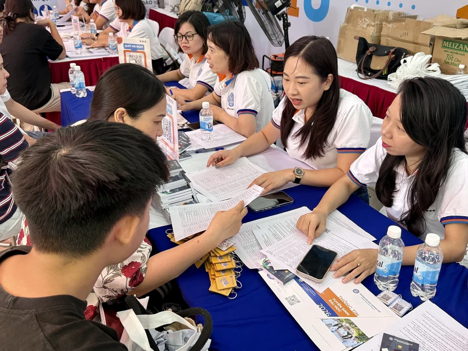 Đại học Thương mại công bố điểm sàn 2026, dự kiến giảm điểm chuẩn Đại học Thương mại công bố điểm sàn 2026, dự kiến giảm điểm chuẩn