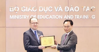 Đại sứ đặc mệnh toàn quyền Liên bang Nga nhận Kỷ niệm chương “Vì sự nghiệp giáo dục”