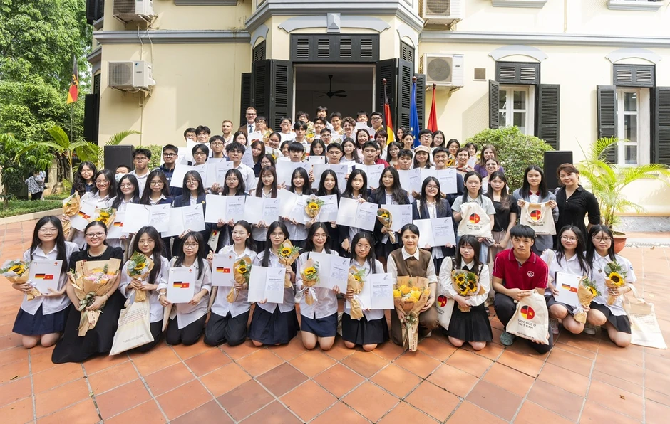 Đại sứ Đức đón các học sinh đậu tiếng Đức đến nhà riêng Đại sứ Đức đón các học sinh đậu tiếng Đức đến nhà riêng