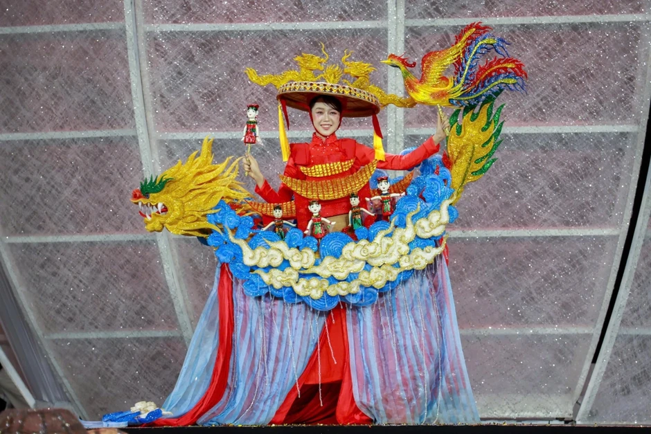 D&agrave;n hoa hậu diễn &aacute;o d&agrave;i tr&ecirc;n phố đi bộ Nguyễn Huệ