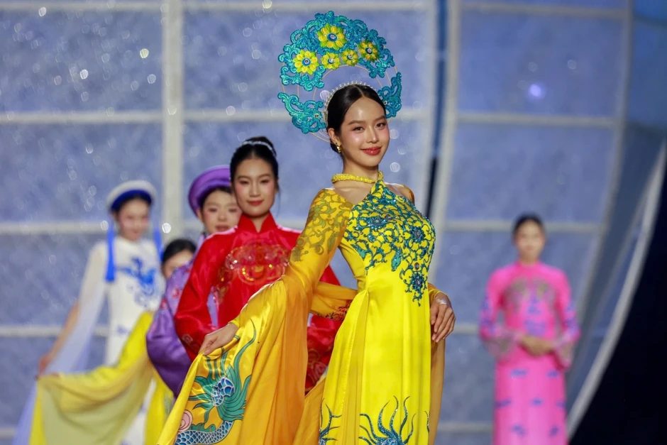 D&agrave;n hoa hậu diễn &aacute;o d&agrave;i tr&ecirc;n phố đi bộ Nguyễn Huệ