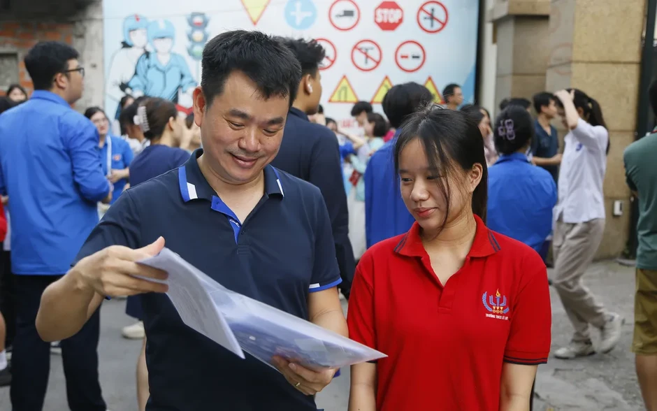 Đăng ký lớp 10 Hà Nội: Trường tốp dưới bất ngờ “đông nghịt” hồ sơ