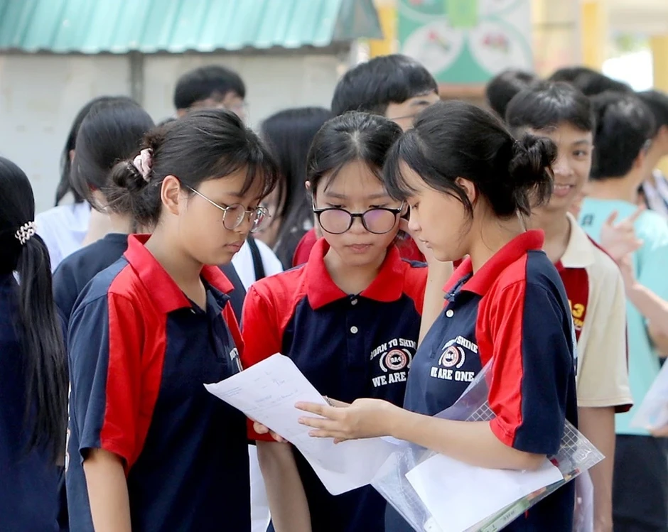 Đằng sau cảnh phụ huynh xếp hàng xuyên đêm ghi danh vào lớp 10 Đằng sau cảnh phụ huynh xếp hàng xuyên đêm ghi danh vào lớp 10