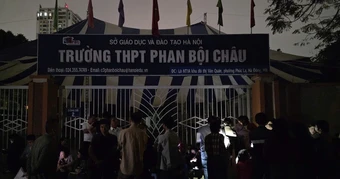 Đằng sau cảnh phụ huynh xếp hàng xuyên đêm ghi danh vào lớp 10