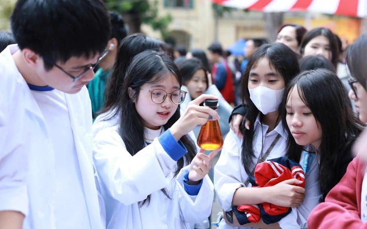 Đặt nguyện vọng vào lớp 10 Hà Nội: Sát giờ chót vẫn 'tim đập chân run' Đặt nguyện vọng vào lớp 10 Hà Nội: Sát giờ chót vẫn 'tim đập chân run'