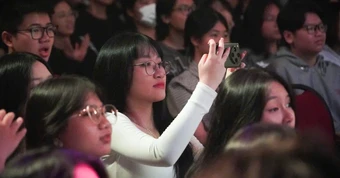 Dạy học ngữ văn dưới... ánh đèn sân khấu