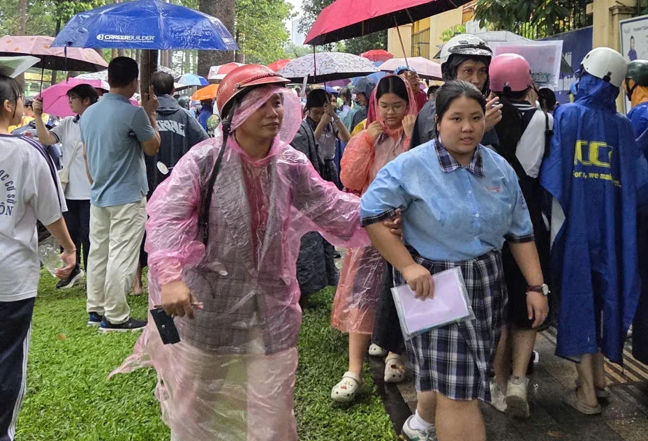 Đề thi lớp 10 chuyên lý có sai sót, thí sinh được bù thêm giờ Đề thi lớp 10 chuyên lý có sai sót, thí sinh được bù thêm giờ