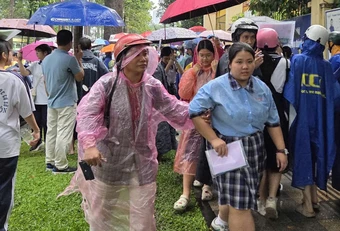 Đề thi lớp 10 chuyên lý có sai sót, thí sinh được bù thêm giờ