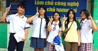 'Đề toán thi lớp 10 TP.HCM mà cho năm ngoái là em thủ khoa rồi'
