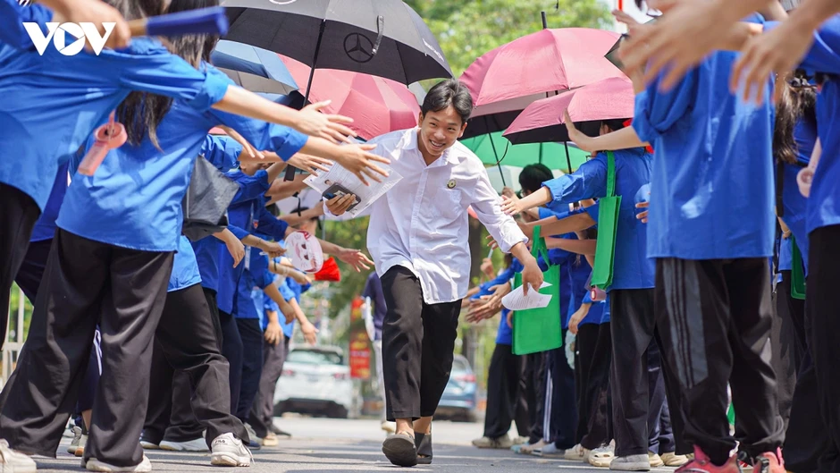 Đề Toán vào lớp 10 Hà Nội: Thí sinh nói dễ đạt 8 điểm, khó đạt điểm tuyệt đối Đề Toán vào lớp 10 Hà Nội: Thí sinh nói dễ đạt 8 điểm, khó đạt điểm tuyệt đối