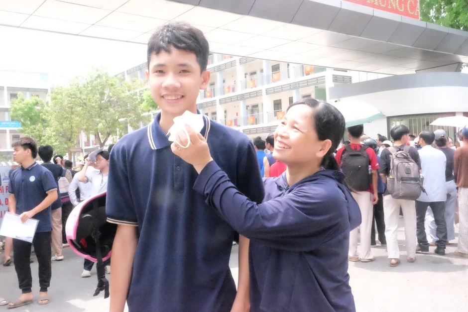 Đề Văn thi lớp 10 của Hà Nội mang tính thời sự cao, nhiều em tự tin được 8 điểm Đề Văn thi lớp 10 của Hà Nội mang tính thời sự cao, nhiều em tự tin được 8 điểm