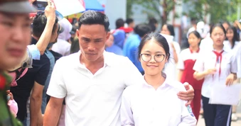 Đề Văn thi lớp 10 của Hà Nội mang tính thời sự cao, nhiều em tự tin được 8 điểm
