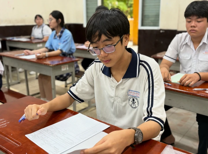 Đề xuất thi lớp 10 chỉ Toán và Văn: Giảm áp lực nhưng lo trò 'bỏ bê' tiếng Anh Đề xuất thi lớp 10 chỉ Toán và Văn: Giảm áp lực nhưng lo trò 'bỏ bê' tiếng Anh