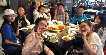 Đi họp lớp, người lương 100 triệu đồng/tháng được xếp ngồi riêng, tôi ngồi với nhóm còn lại: Về nhà, nhận được tin nhắn lập tức rời nhóm lớp
