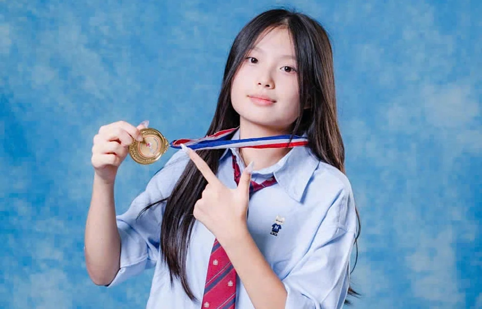 Đi ngược kỳ vọng của bố mẹ, nữ sinh thành thủ khoa tiếng Trung Đi ngược kỳ vọng của bố mẹ, nữ sinh thành thủ khoa tiếng Trung