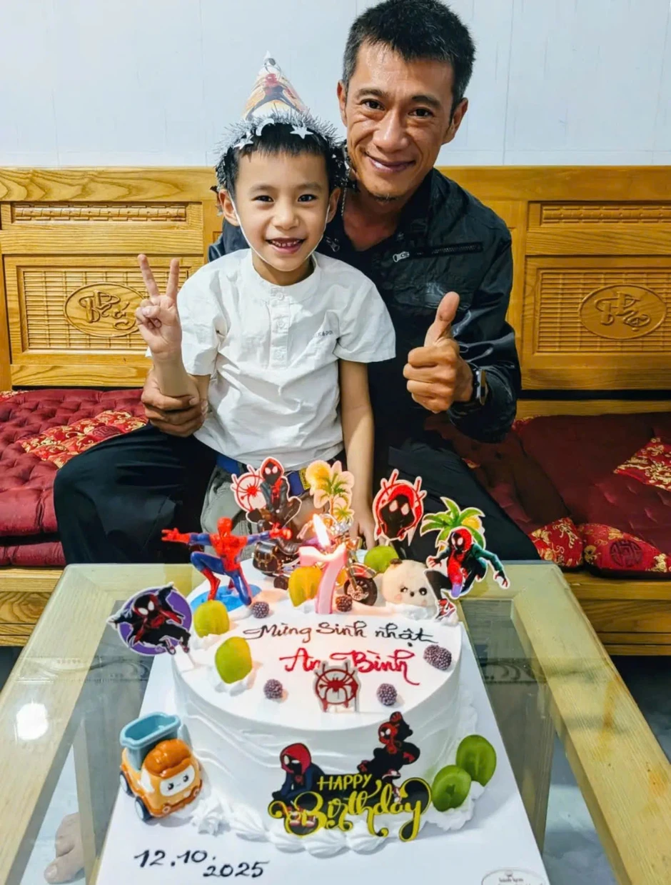 Đi nhận giấy khen một mình, cậu bé làm điều khiến nhiều người nghẹn lòng Đi nhận giấy khen một mình, cậu bé làm điều khiến nhiều người nghẹn lòng
