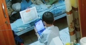 Đi nhận giấy khen một mình, cậu bé làm điều khiến nhiều người nghẹn lòng
