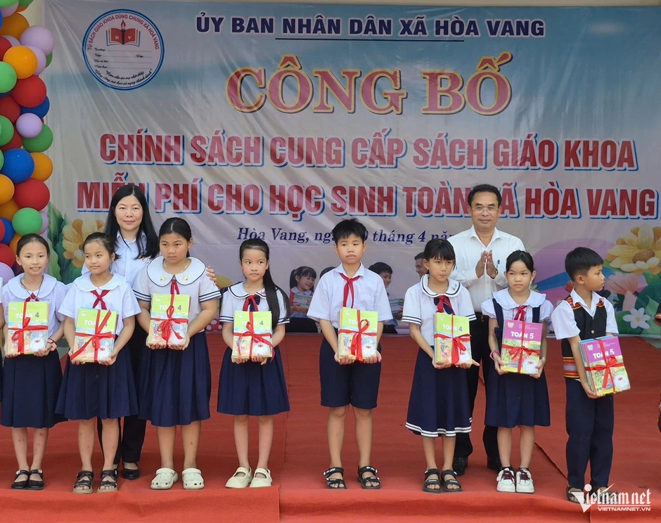 Địa phương đầu tiên miễn phí sách giáo khoa, giảm áp lực chi phí cho phụ huynh Địa phương đầu tiên miễn phí sách giáo khoa, giảm áp lực chi phí cho phụ huynh