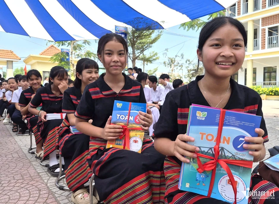 Địa phương đầu tiên miễn phí sách giáo khoa, giảm áp lực chi phí cho phụ huynh Địa phương đầu tiên miễn phí sách giáo khoa, giảm áp lực chi phí cho phụ huynh