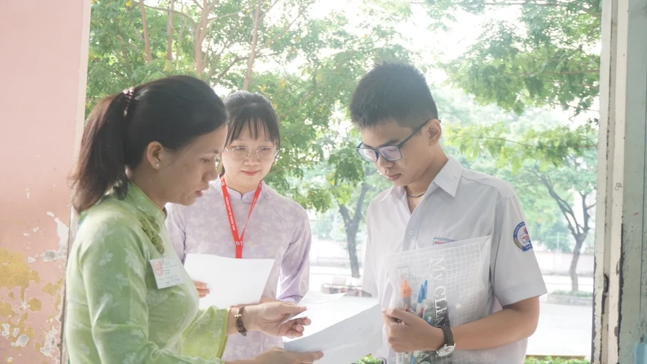 Điểm chuẩn lớp 10 chuyên năm 2026: Nhiều lớp lấy điểm cao kỷ lục Điểm chuẩn lớp 10 chuyên năm 2026: Nhiều lớp lấy điểm cao kỷ lục