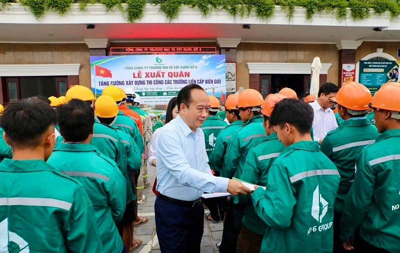 Điện Biên: 150 kỹ sư, công nhân chung sức xây dựng Trường nội trú liên cấp Nà Bủng Điện Biên: 150 kỹ sư, công nhân chung sức xây dựng Trường nội trú liên cấp Nà Bủng