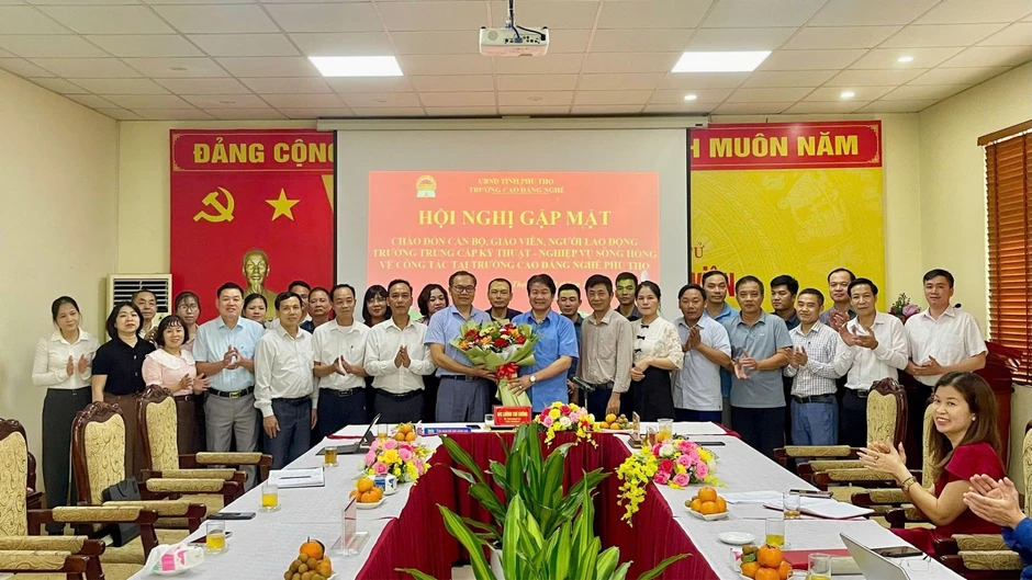 Diễn biến mới vụ trường học 10 năm không khai giảng, thầy giáo đi làm phụ hồ Diễn biến mới vụ trường học 10 năm không khai giảng, thầy giáo đi làm phụ hồ