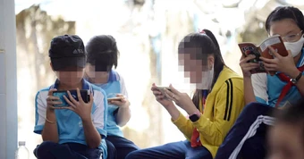 Điện thoại 'nuôi' trẻ, nhiều hậu quả khó lường