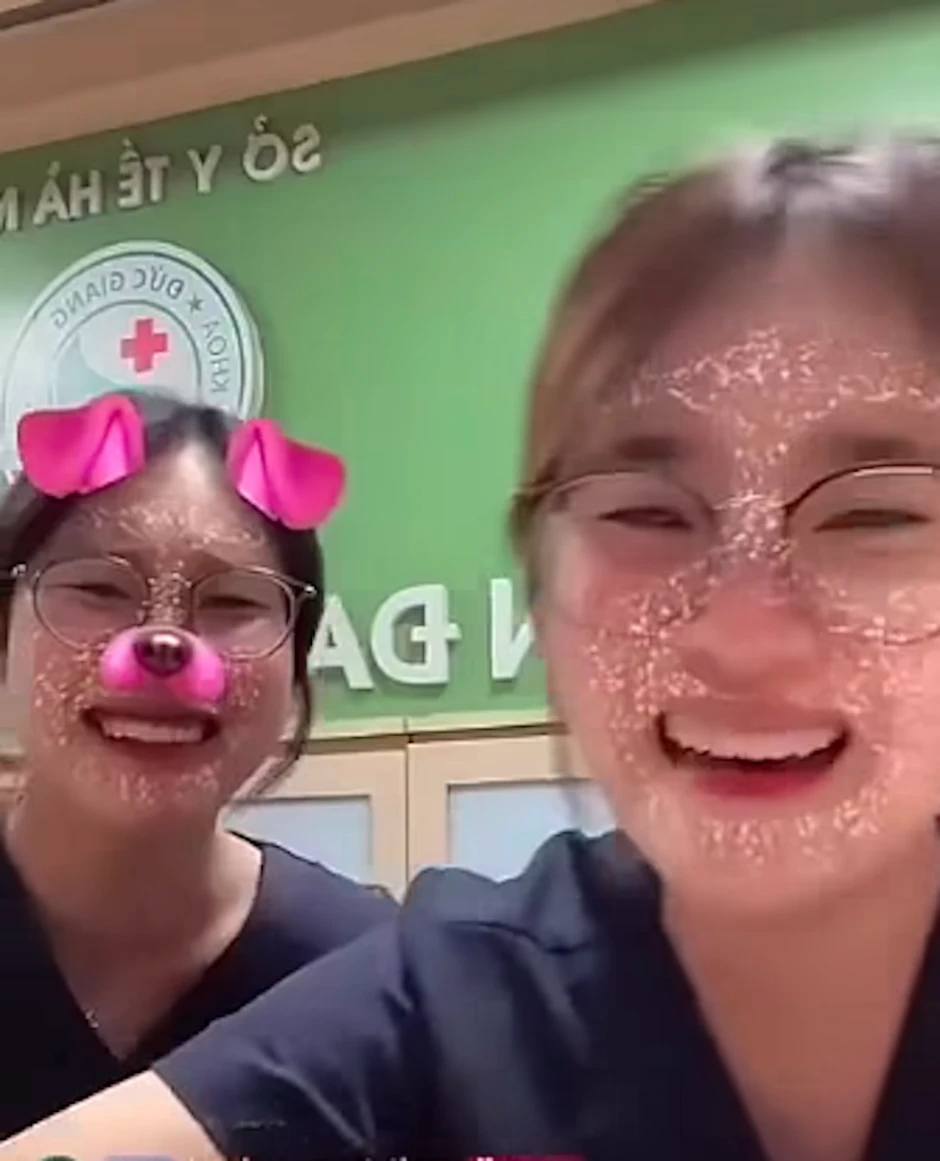 Đình chỉ học 1 năm với hai sinh viên chửi tục, dọa 'tiêm thuốc độc' người khác Đình chỉ học 1 năm với hai sinh viên chửi tục, dọa 'tiêm thuốc độc' người khác