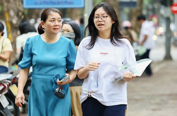 Đổ hàng chục triệu vào IELTS, học sinh, phụ huynh lo 'đổi luật' giữa chừng Đổ hàng chục triệu vào IELTS, học sinh, phụ huynh lo 'đổi luật' giữa chừng