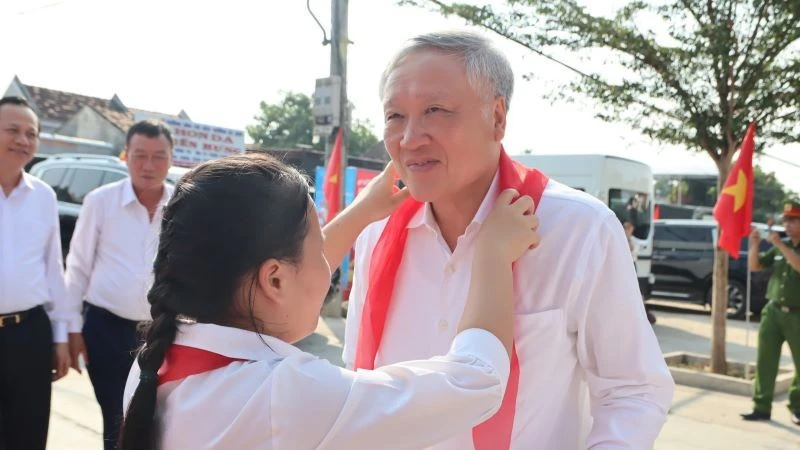 Đoàn nguyên lãnh đạo cấp cao về thăm vùng đất anh hùng Đá Bàn Đoàn nguyên lãnh đạo cấp cao về thăm vùng đất anh hùng Đá Bàn