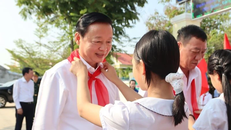 Đoàn nguyên lãnh đạo cấp cao về thăm vùng đất anh hùng Đá Bàn Đoàn nguyên lãnh đạo cấp cao về thăm vùng đất anh hùng Đá Bàn