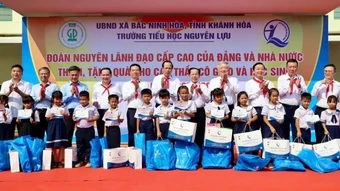Đoàn nguyên lãnh đạo cấp cao về thăm vùng đất anh hùng Đá Bàn