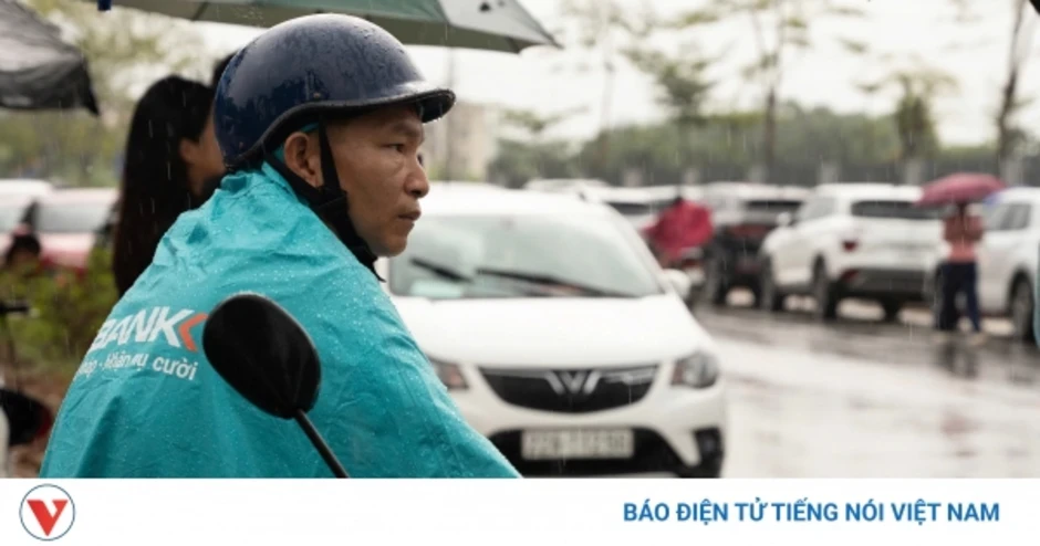 Đội mưa chờ con thi lại tại chuyên Tuyên Quang, phụ huynh mong kỳ thi công bằng Đội mưa chờ con thi lại tại chuyên Tuyên Quang, phụ huynh mong kỳ thi công bằng
