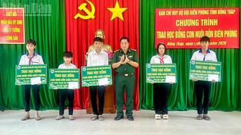 Đồng Tháp: Trao học bổng “Con nuôi Đồn Biên phòng”