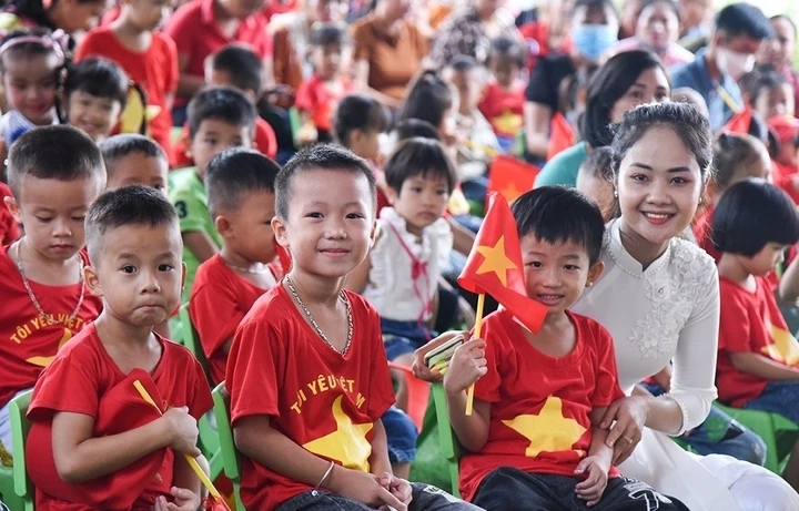 Dự kiến đưa Tiếng Anh trở thành môn bắt buộc từ lớp 1 Dự kiến đưa Tiếng Anh trở thành môn bắt buộc từ lớp 1