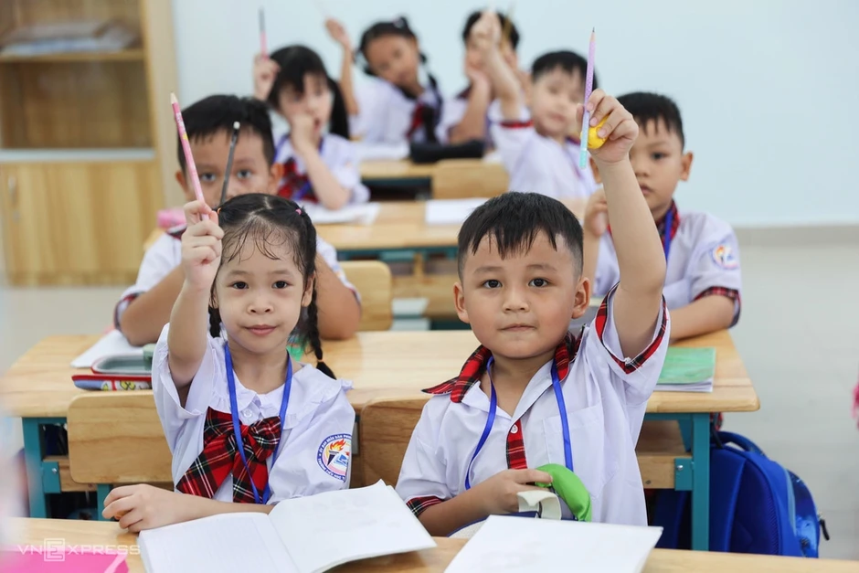 Dự kiến Tiếng Anh thành môn bắt buộc với lớp 1 từ năm 2028 Dự kiến Tiếng Anh thành môn bắt buộc với lớp 1 từ năm 2028