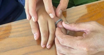 Đưa học sinh bị kẹt ngón tay trong vòng sắt đến cảnh sát nhờ hỗ trợ