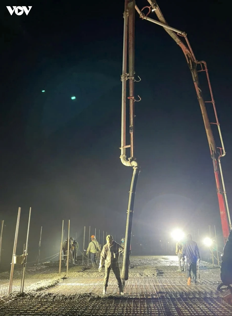 Dựng trường học nơi phên dậu Tổ quốc: Những đêm sáng đèn trên công trường Dựng trường học nơi phên dậu Tổ quốc: Những đêm sáng đèn trên công trường