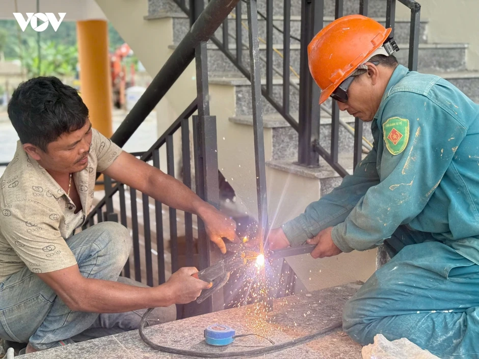 Dựng trường học nơi phên dậu Tổ quốc: Những đêm sáng đèn trên công trường Dựng trường học nơi phên dậu Tổ quốc: Những đêm sáng đèn trên công trường