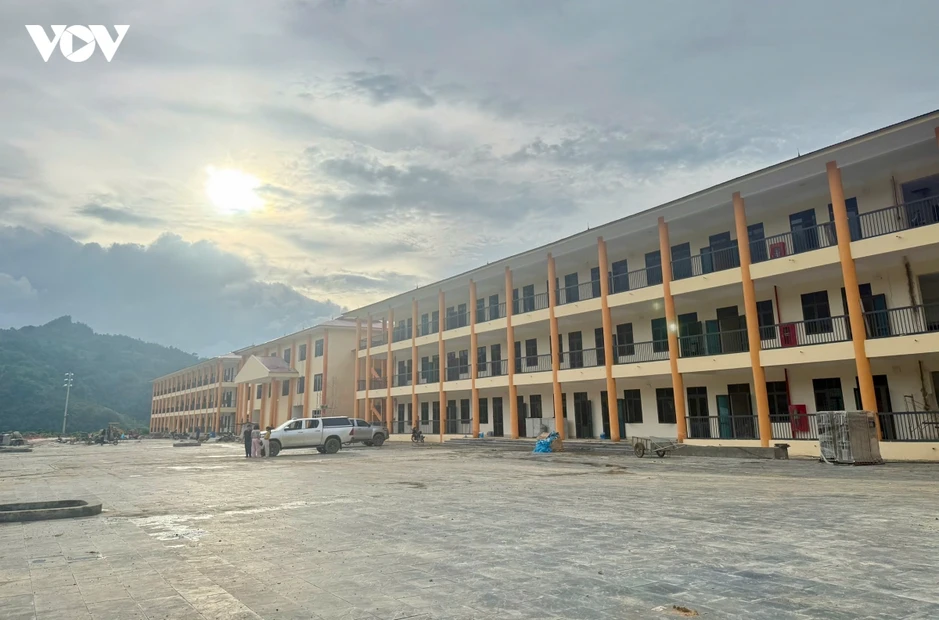 Dựng trường học nơi phên dậu Tổ quốc: Những đêm sáng đèn trên công trường Dựng trường học nơi phên dậu Tổ quốc: Những đêm sáng đèn trên công trường