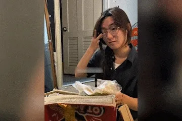Được mẹ gửi thùng quà quê, nữ sinh xa nhà bật khóc vì lý do không ngờ