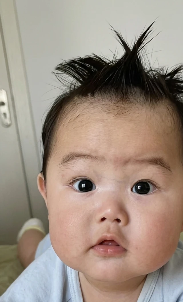 Em bé gây chú ý vì có tới 9 xoáy tóc trên đầu: Liệu có điều gì đặc biệt liên quan đến não bộ của bé?