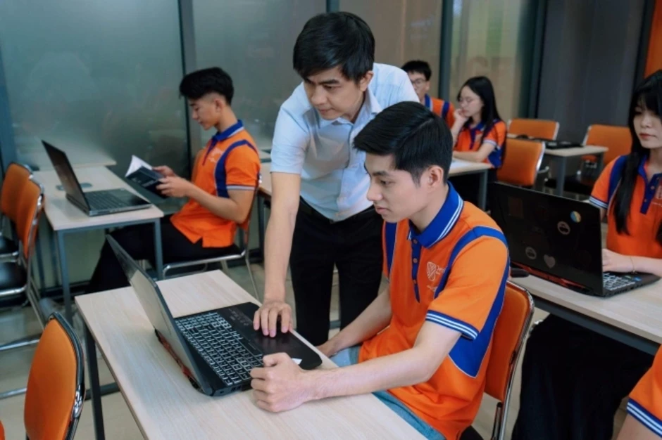 FPT Jetking góp phần đẩy mạnh mục tiêu đào tạo 10.000 kỹ sư bán dẫn FPT Jetking góp phần đẩy mạnh mục tiêu đào tạo 10.000 kỹ sư bán dẫn