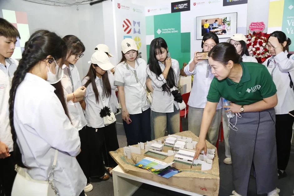 Future Fest 2026 - Không gian trải nghiệm đa ngành nghề đưa 11.000 học sinh "chạm" vào tương lai Future Fest 2026 - Không gian trải nghiệm đa ngành nghề đưa 11.000 học sinh "chạm" vào tương lai