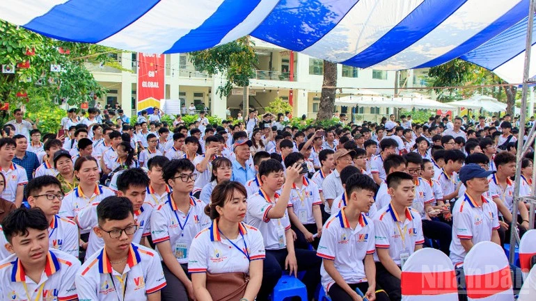 Gần 1.000 thí sinh xuất sắc vào chung kết Kỳ thi Olympic Tin học miền trung-Tây Nguyên Gần 1.000 thí sinh xuất sắc vào chung kết Kỳ thi Olympic Tin học miền trung-Tây Nguyên