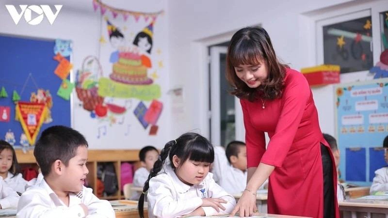 Gần 10.000 giáo viên Hà Nội kiến nghị về việc không được hưởng thu nhập tăng thêm Gần 10.000 giáo viên Hà Nội kiến nghị về việc không được hưởng thu nhập tăng thêm